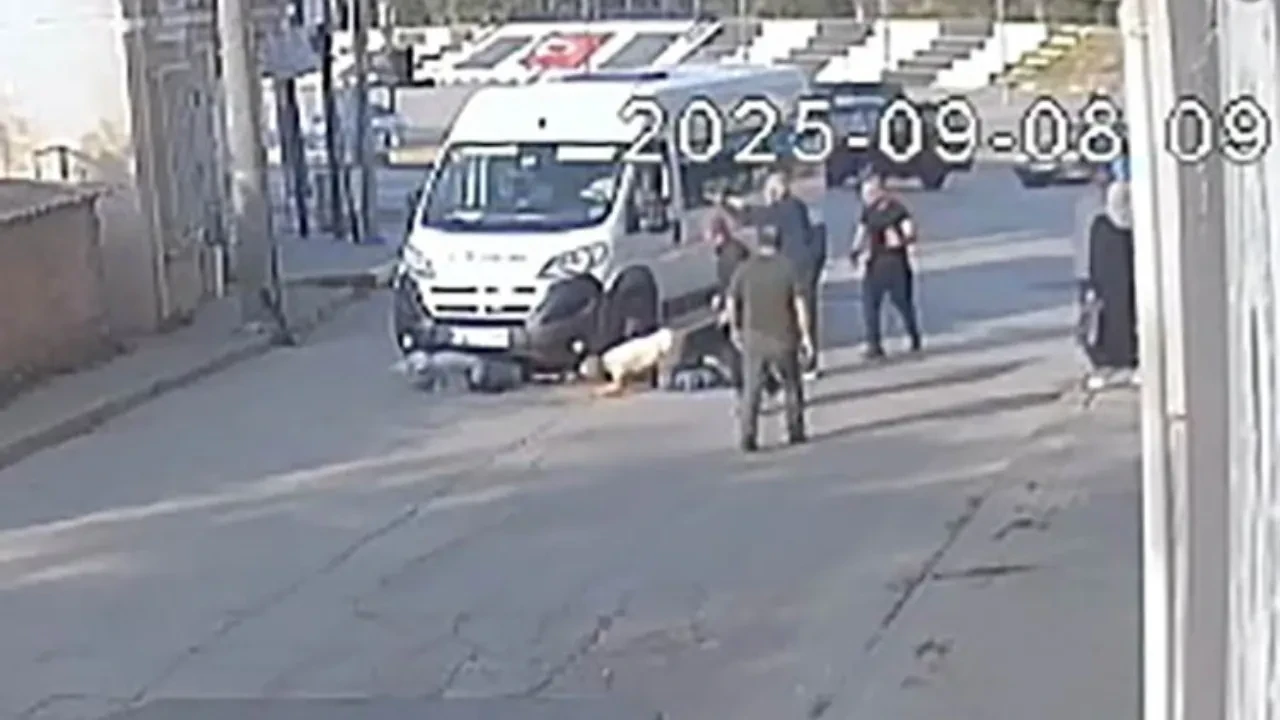 Dikkatsiz servis sürücüsü anne ve çocuğu ezdi