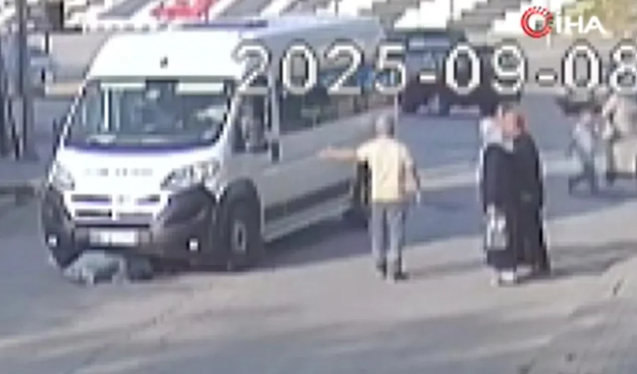 Dikkatsiz servis sürücüsü anne ve çocuğu ezdi