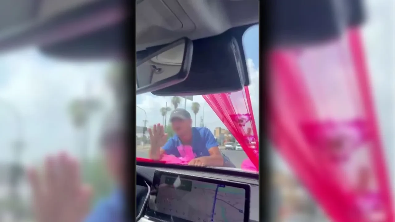 Gelin arabasının önüne atladı hayatını hiçe saydı! Korku dolu anlar kamerada