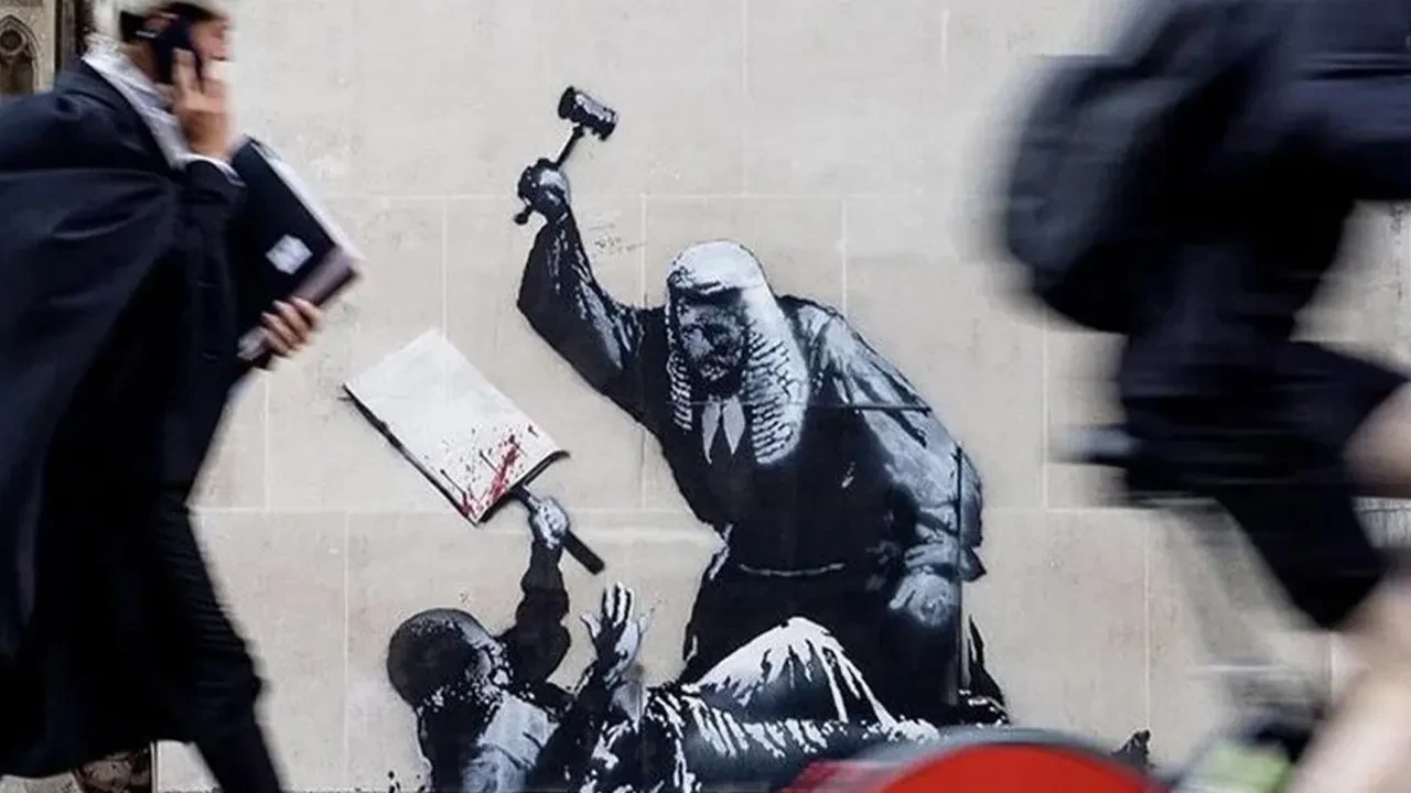 Gizemli sanatçı Banksy yeniden ortaya çıktı! Çizdiği mahkeme resmi olay oldu
