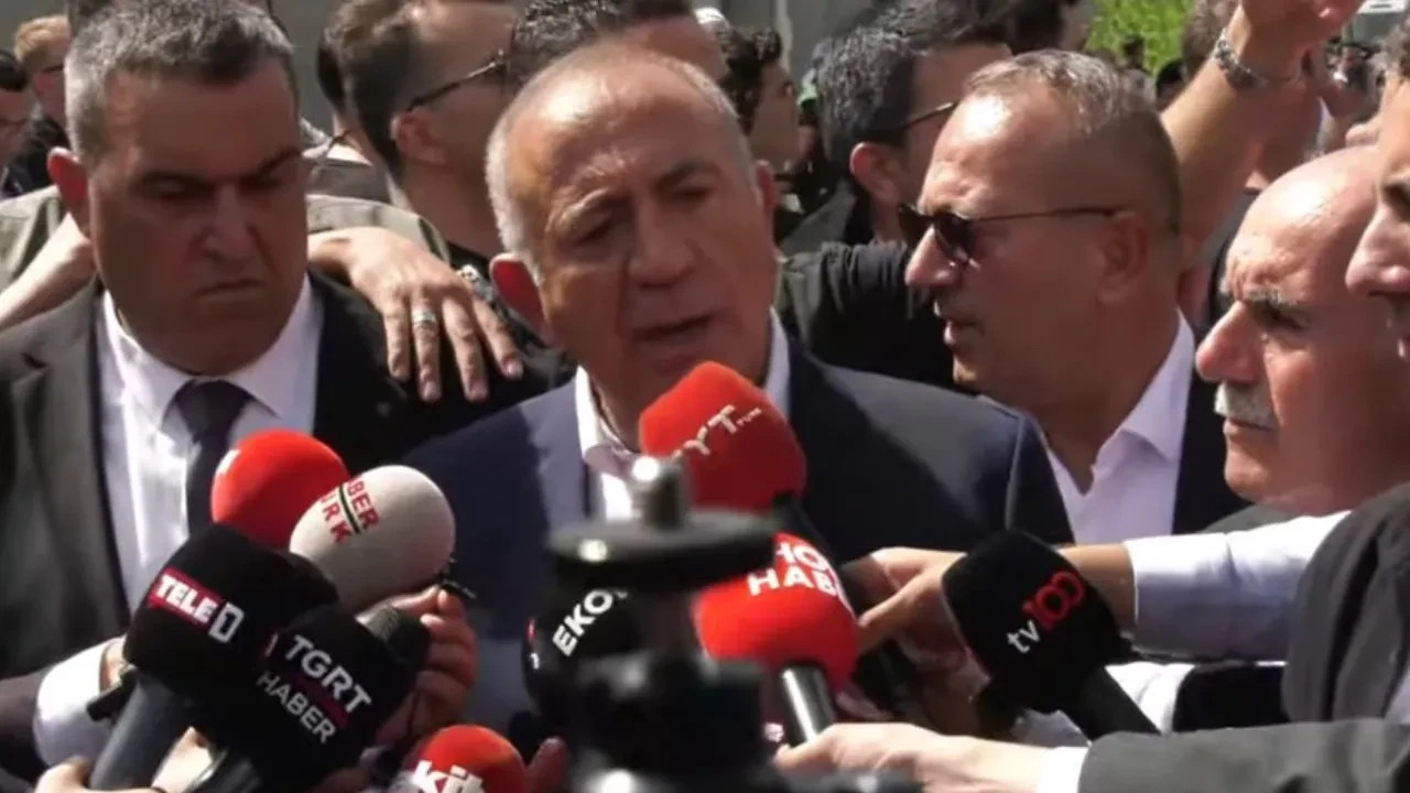 Gürsel Tekin CHP İstanbul İl Başkanlığı'na girdi! Saldırı girişimi, fırlatılan su şişeleri, hakaretler! 