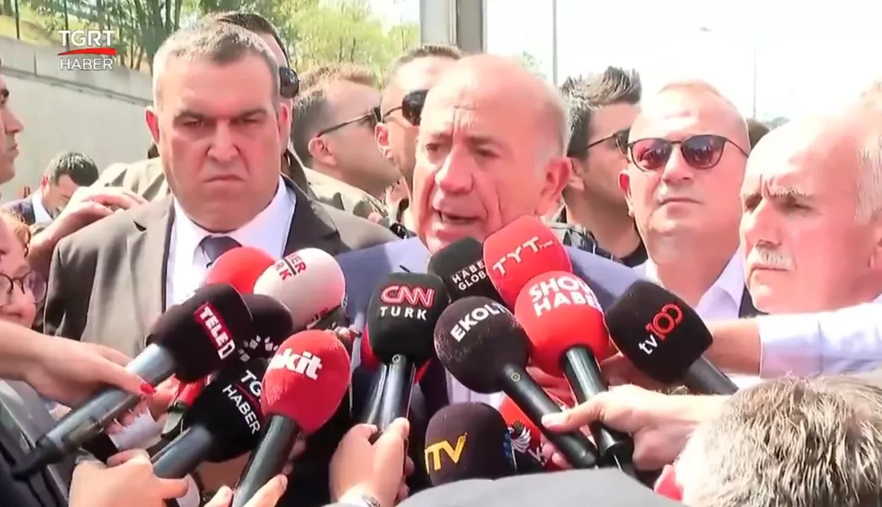 Gürsel Tekin CHP İstanbul İl Başkanlığı'na girdi! Saldırı girişimi, fırlatılan su şişeleri, hakaretler! 