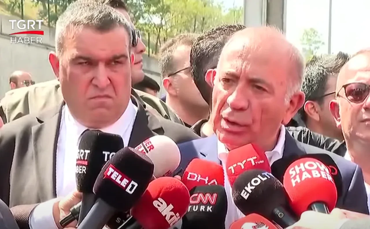 Gürsel Tekin CHP İstanbul İl Başkanlığı'na girdi! Saldırı girişimi, fırlatılan su şişeleri, hakaretler! 