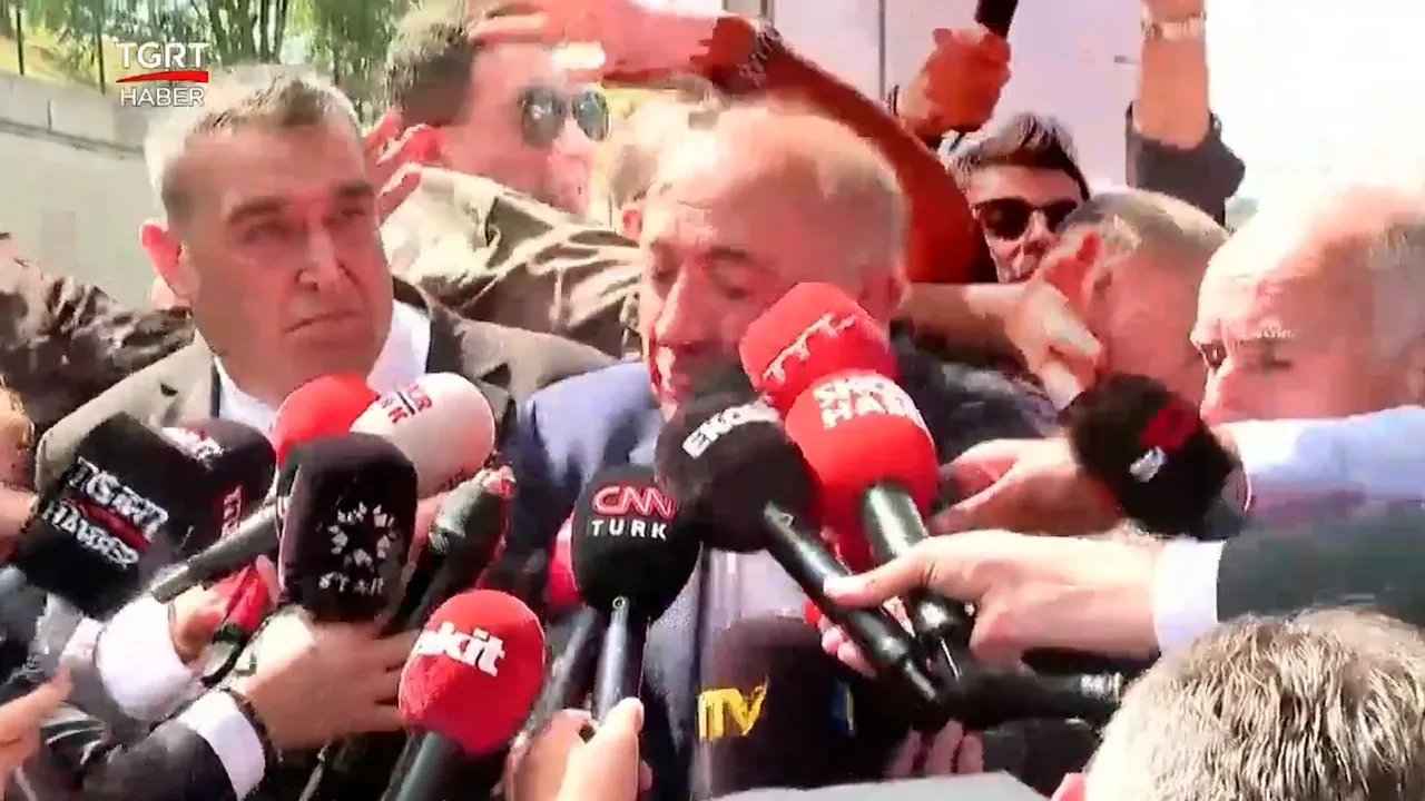 Gürsel Tekin CHP İstanbul İl Başkanlığı'na girdi! Saldırı girişimi, fırlatılan su şişeleri, hakaretler! 