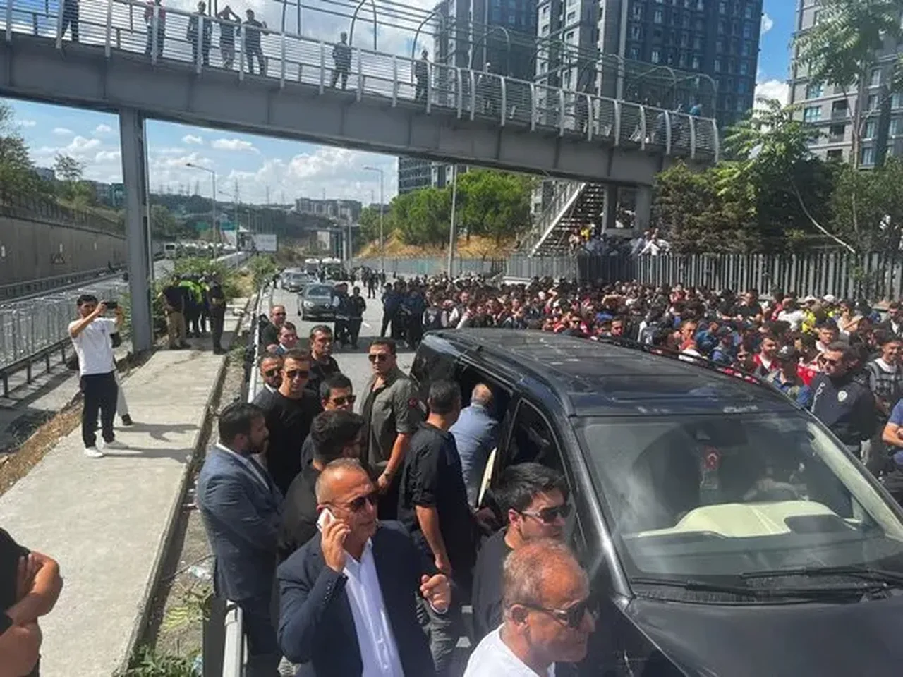 Gürsel Tekin CHP İstanbul İl Başkanlığı'na girdi! Saldırı girişimi, fırlatılan su şişeleri, hakaretler! 