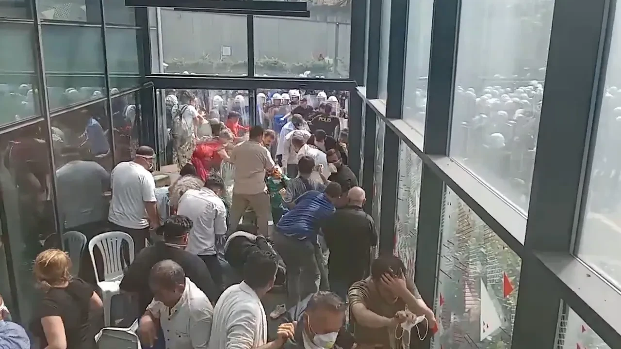 Gürsel Tekin CHP İstanbul İl Başkanlığı'na girdi! Saldırı girişimi, fırlatılan su şişeleri, hakaretler! 