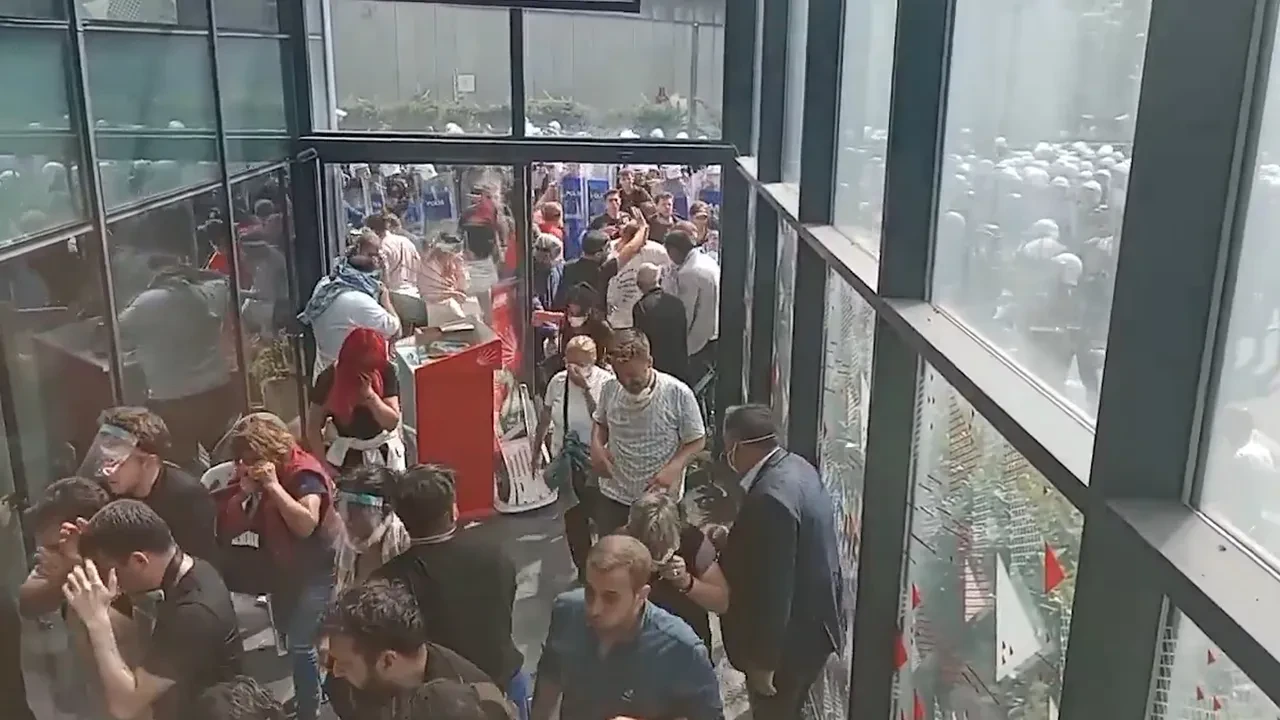 Gürsel Tekin CHP İstanbul İl Başkanlığı'na girdi! Saldırı girişimi, fırlatılan su şişeleri, hakaretler! 