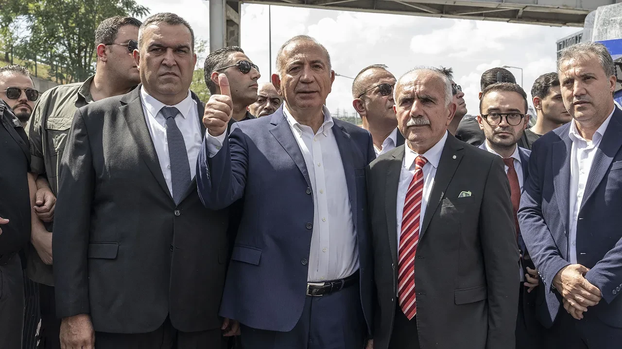 Gürsel Tekin'den kendisine tepki gösteren CHP'lilere zor soru: Ne oldu da birdenbire canavar olduk?