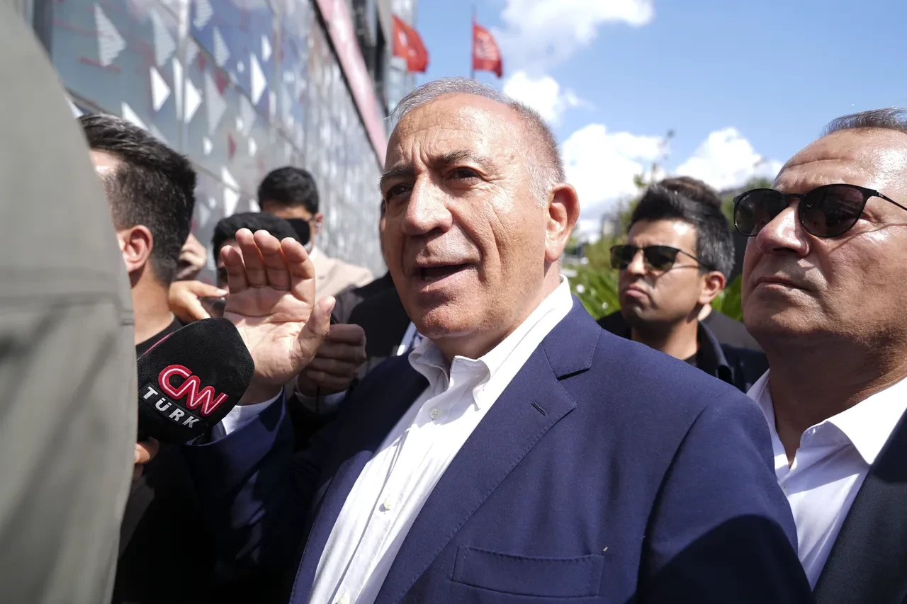 Gürsel Tekin'den kendisine tepki gösteren CHP'lilere zor soru: Ne oldu da birdenbire canavar olduk?