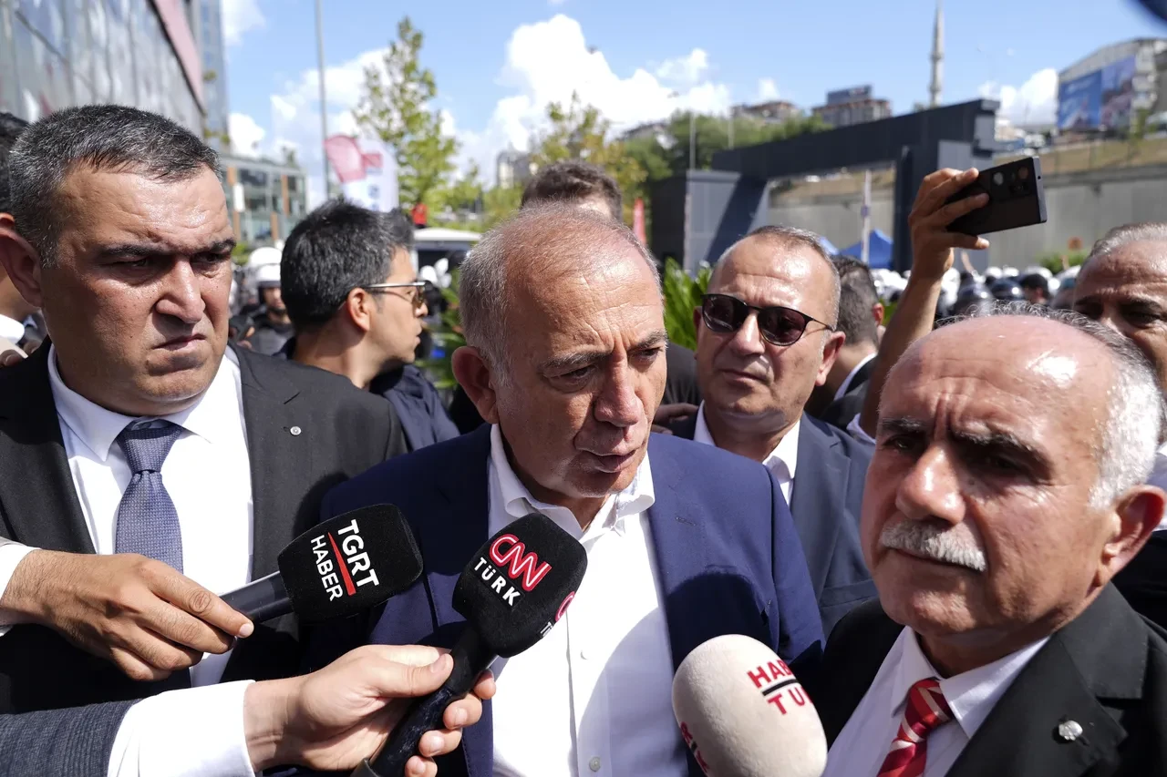 Gürsel Tekin'den kendisine tepki gösteren CHP'lilere zor soru: Ne oldu da birdenbire canavar olduk?