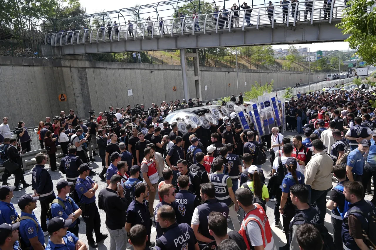 Gürsel Tekin'den kendisine tepki gösteren CHP'lilere zor soru: Ne oldu da birdenbire canavar olduk?