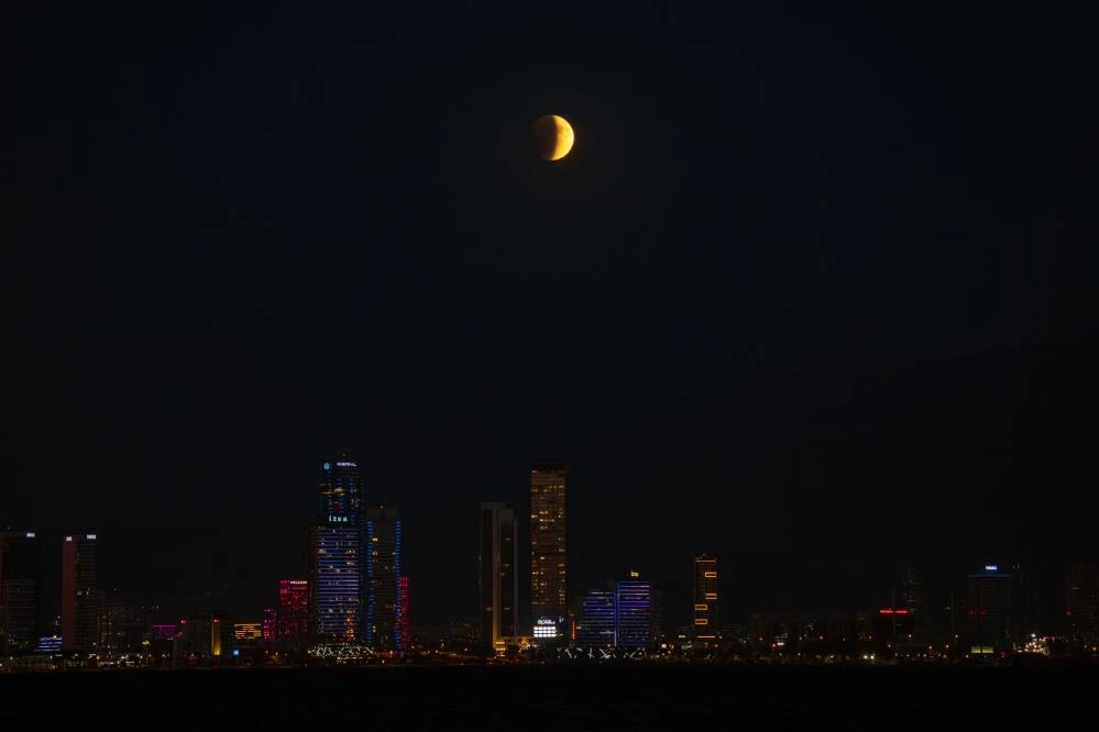 İzmir'de "Kanlı Ay" görsel şölen yaşattı