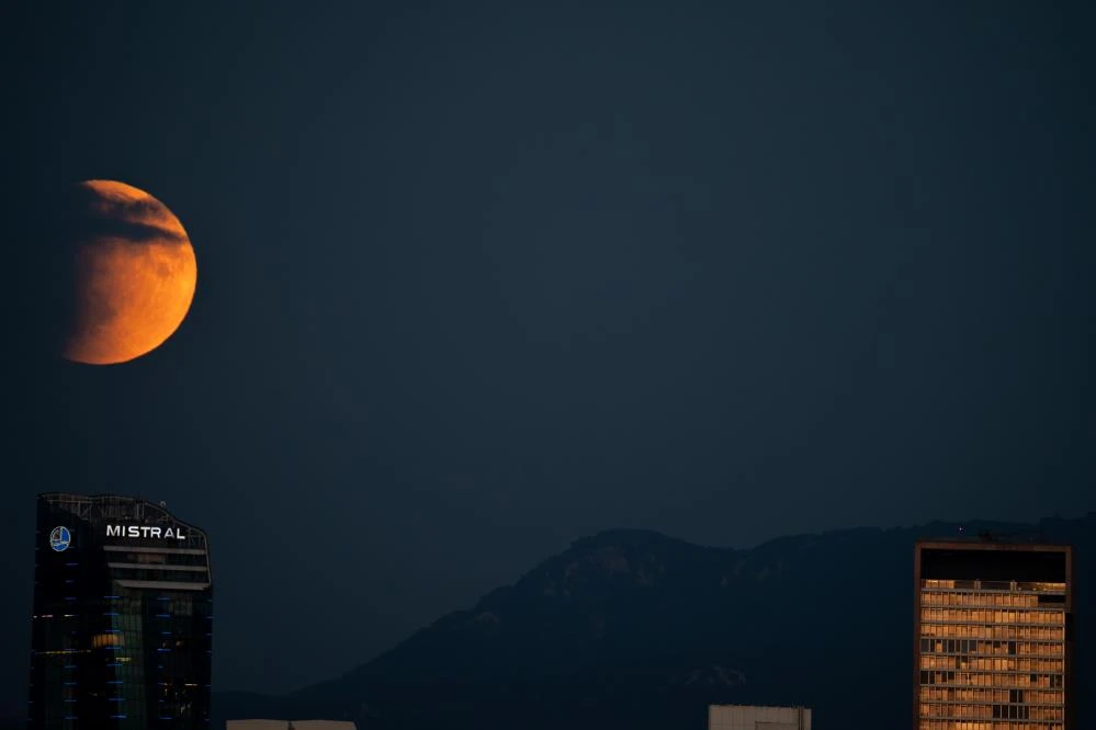 İzmir'de "Kanlı Ay" görsel şölen yaşattı
