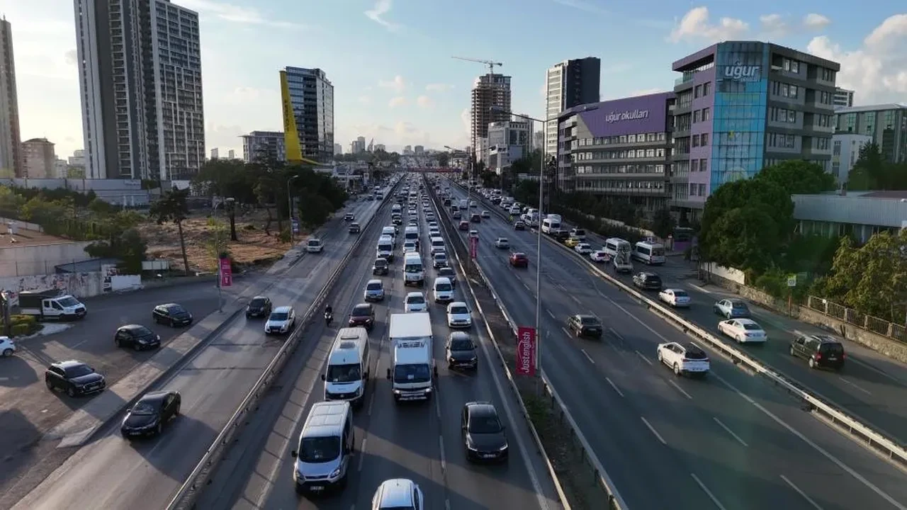İstanbul'da ilk okul günü trafik kilit! Yoğunluk dronla görüntülendi