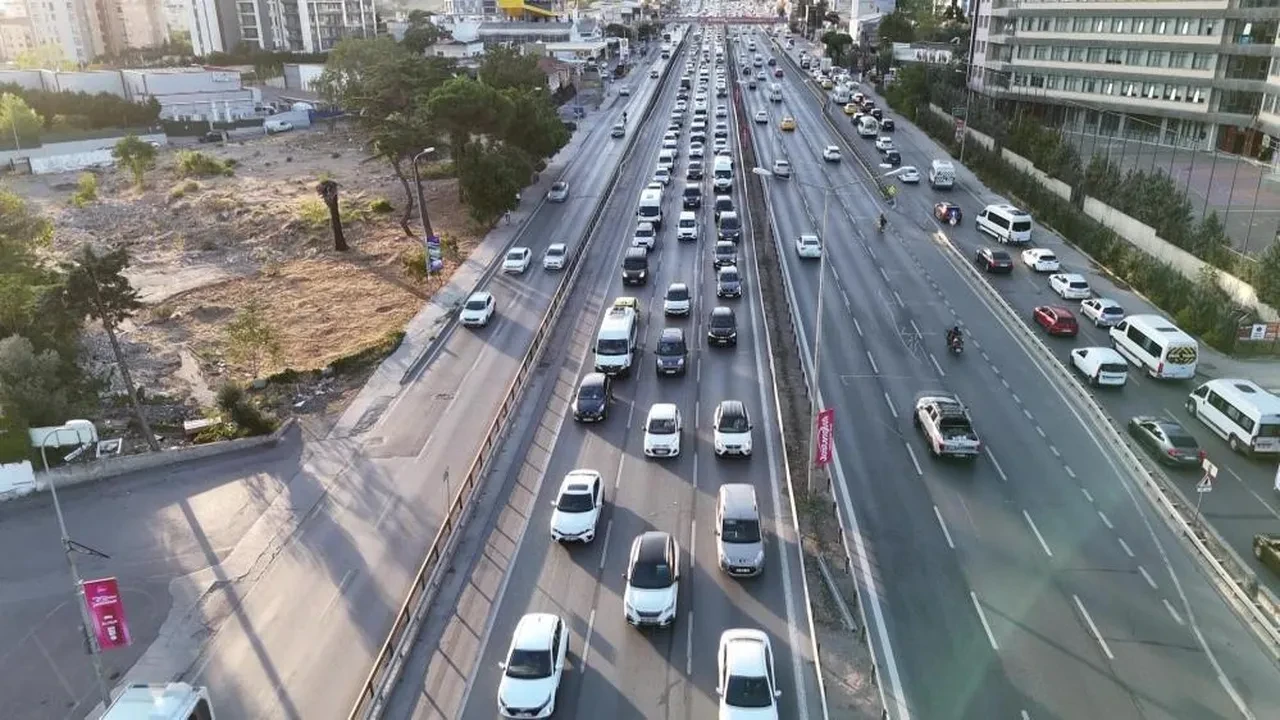 İstanbul'da ilk okul günü trafik kilit! Yoğunluk dronla görüntülendi