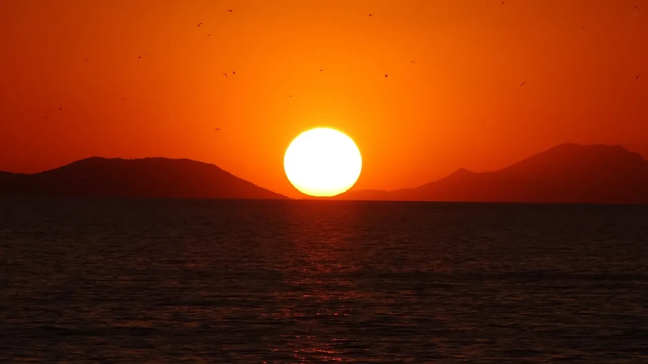 Kameralar Van Gölü'ndeki eşsiz anı yakaladı! Birinci karede Güneş, ikincide Ay