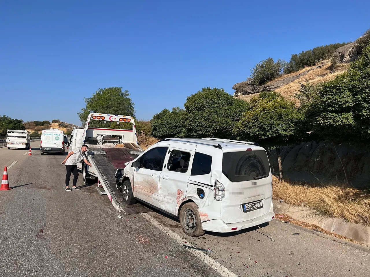 Manisa'da kahreden kaza! Patlayan lastik bir ailenin sonu oldu