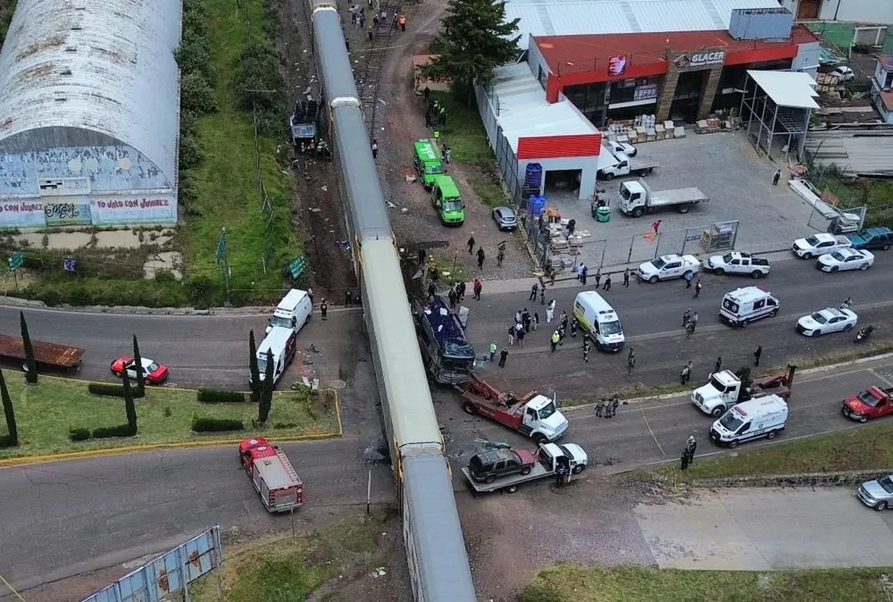 Meksika'da tren yolcu otobüsünü biçti: Çok sayıda can kaybı ve yaralı var
