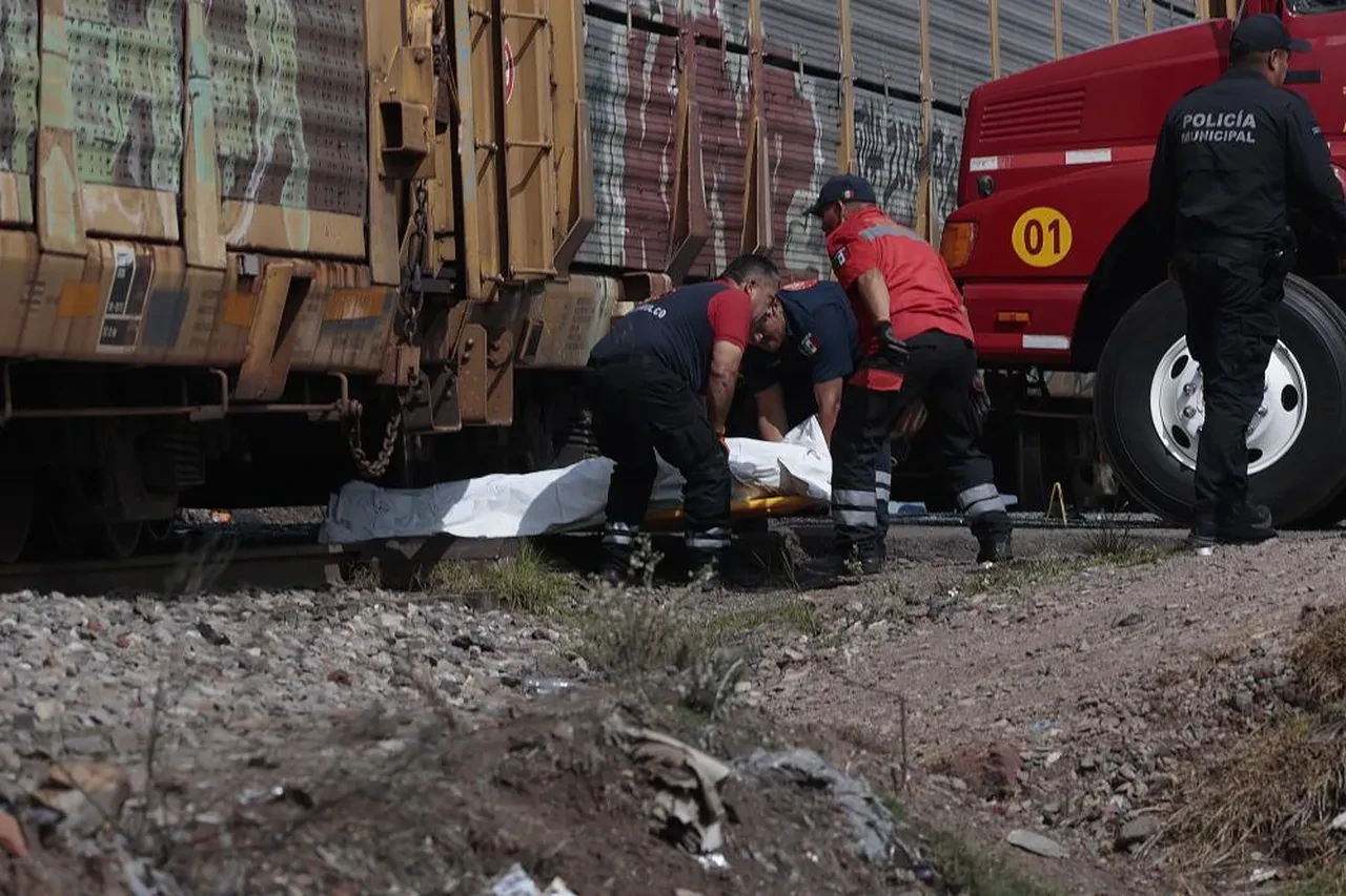Meksika'da tren yolcu otobüsünü biçti: Çok sayıda can kaybı ve yaralı var