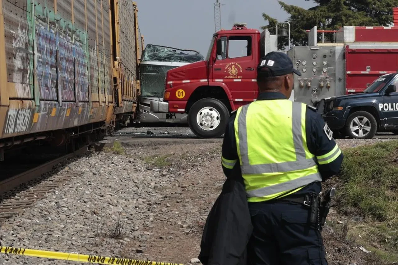 Meksika'da tren yolcu otobüsünü biçti: Çok sayıda can kaybı ve yaralı var