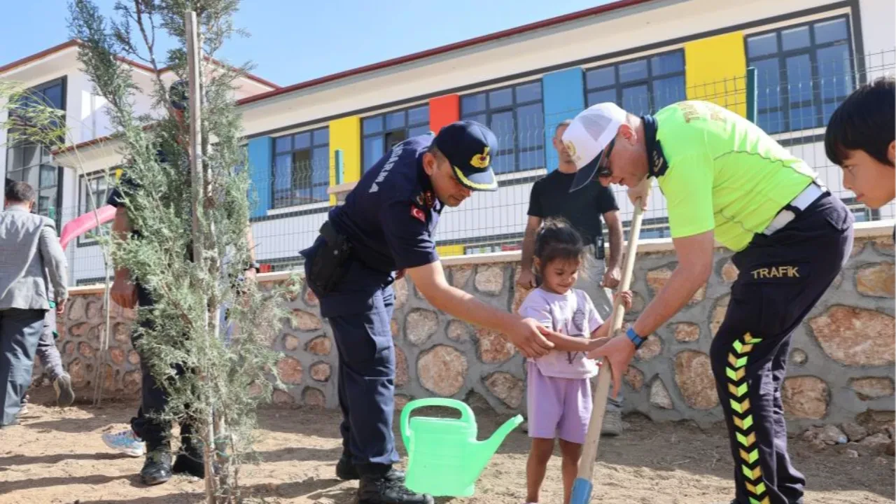Minik öğrenciler, fidan dikerek okula başladı