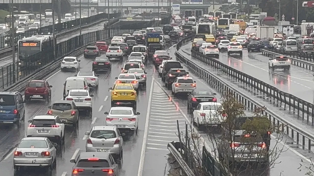 Okulların açılışı sağanak yağışla birleşti! İstanbul trafiği kilitlendi