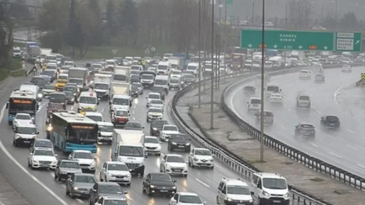 Okulların açılışı sağanak yağışla birleşti! İstanbul trafiği kilitlendi