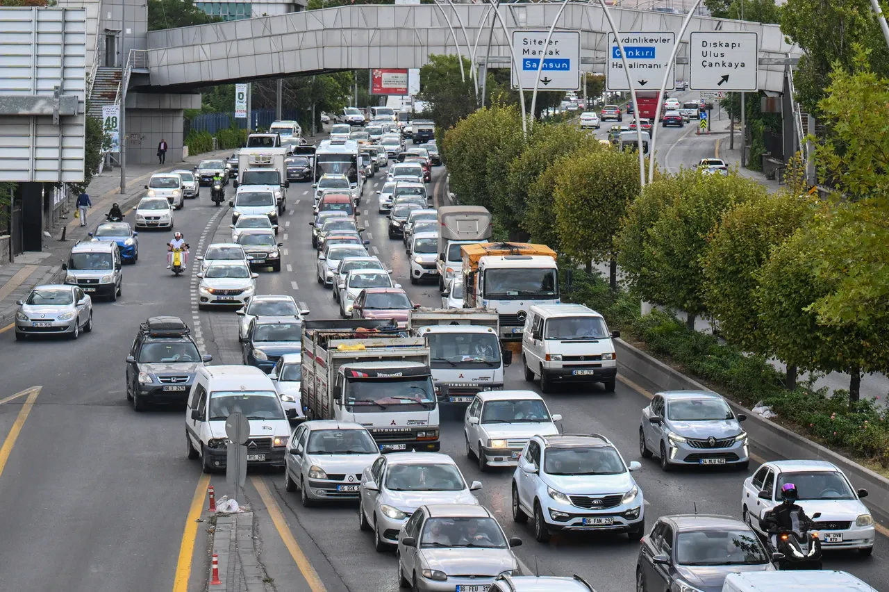Okulların açılışı sağanak yağışla birleşti! İstanbul trafiği kilitlendi