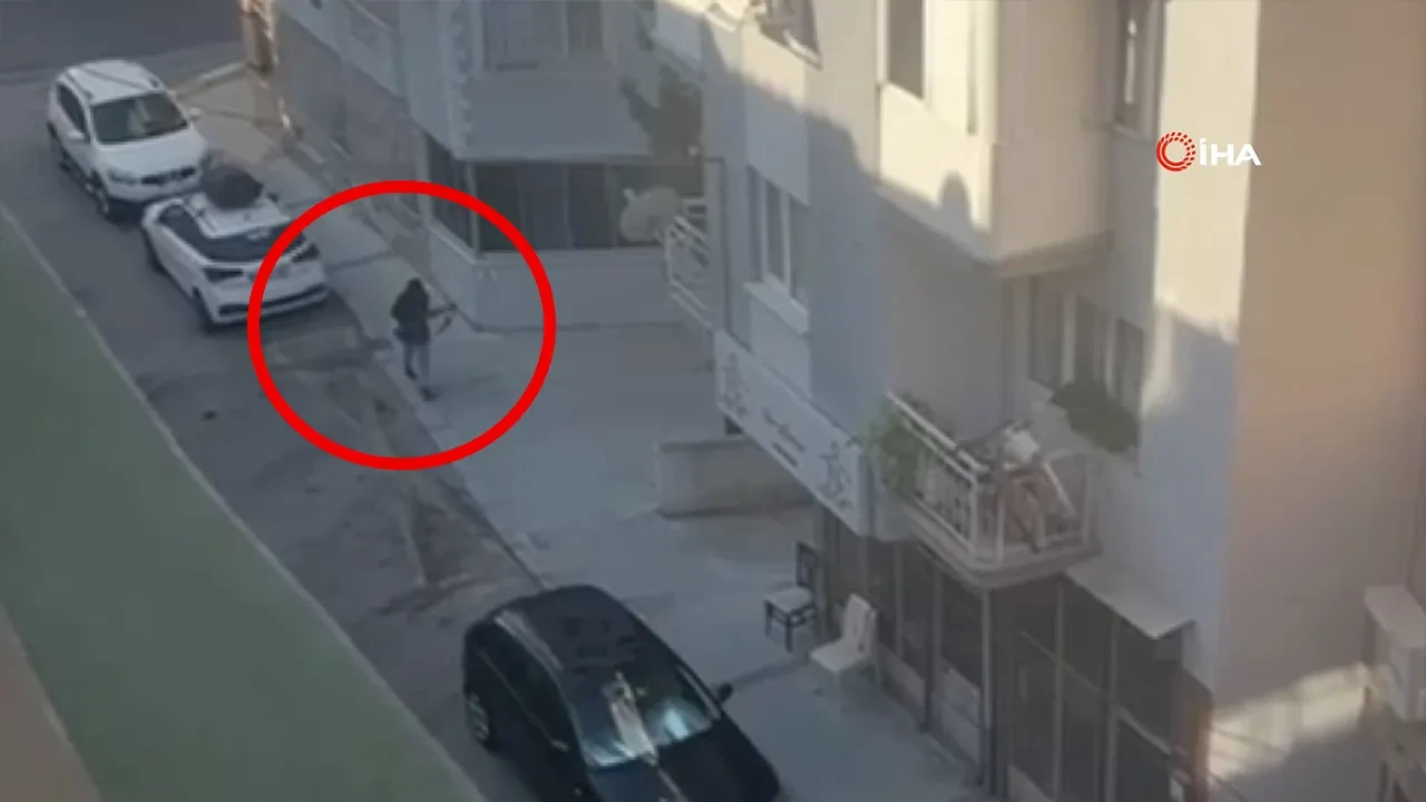 Polis karakoluna saldıran zanlı kamerada! Boyu kadar pompalı tüfek  
