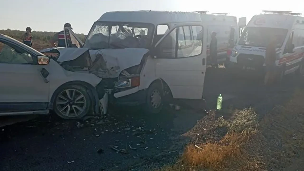 Şanlıurfa'da feci kaza! Kafa kafaya çarpıştılar: Çok sayıda yaralı var