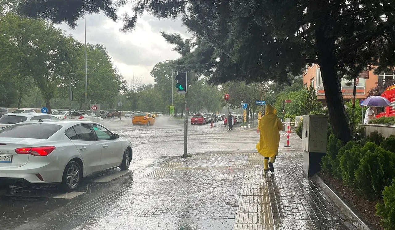 Sonbahar yağışlı başladı! Kuvvetli sağanak yağmur alarmı! 6 il için sarı kodlu uyarı geldi