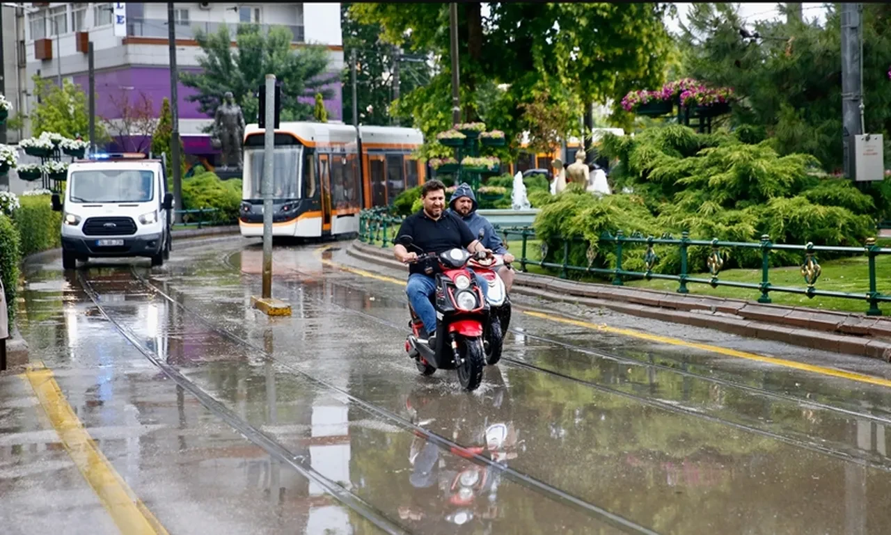 Sonbahar yağışlı başladı! Kuvvetli sağanak yağmur alarmı! 6 il için sarı kodlu uyarı geldi