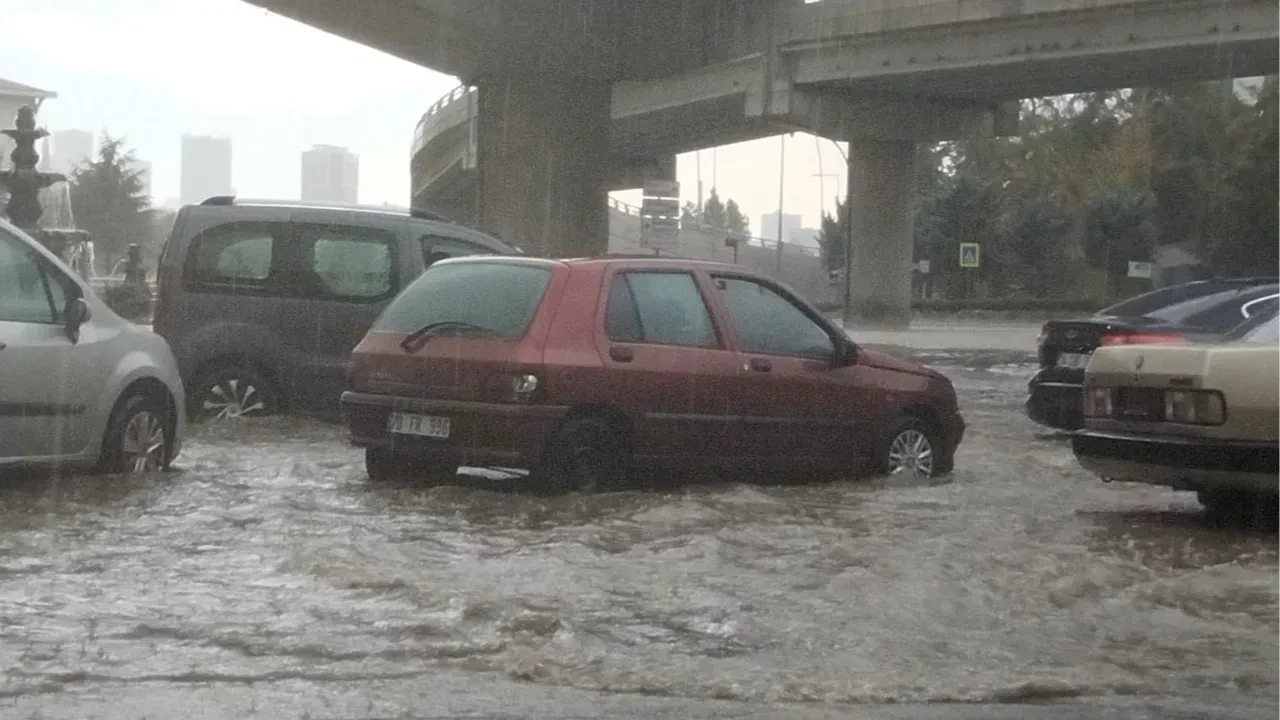 Sağanak yağış Ankara'da trafiği kilitledi! Sürücülerin zor anları kamerada