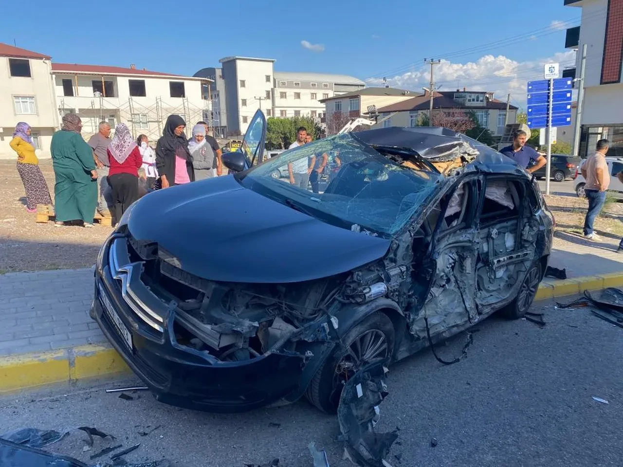 Yokuş aşağı giden iş makinesi faciası: Anne ve iki çocuğu yaralı