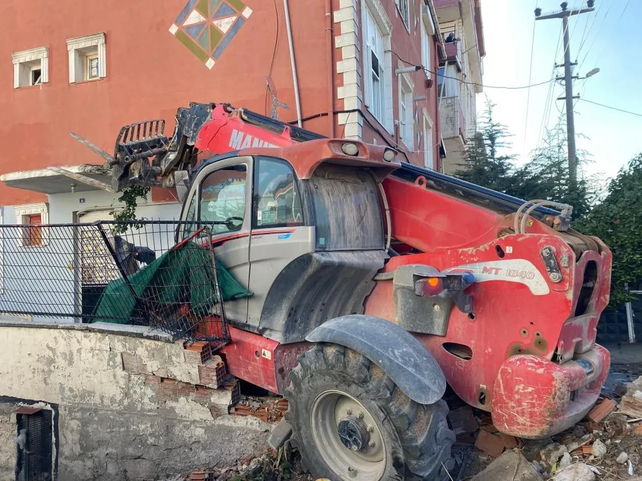 Yokuş aşağı giden iş makinesi faciası: Anne ve iki çocuğu yaralı