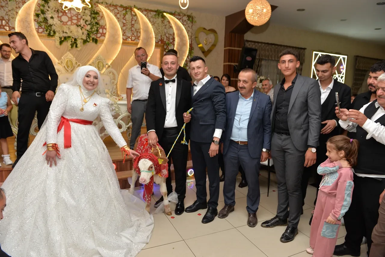 Altın ile para beklenirken bu ilginç takı görenleri şaşırttı: Gelin ile damada büyük sürpriz oldu