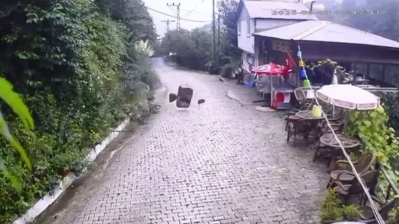Artvin'de heyelan anı kamerada: Kayalar işletmeye ramak kala durdu