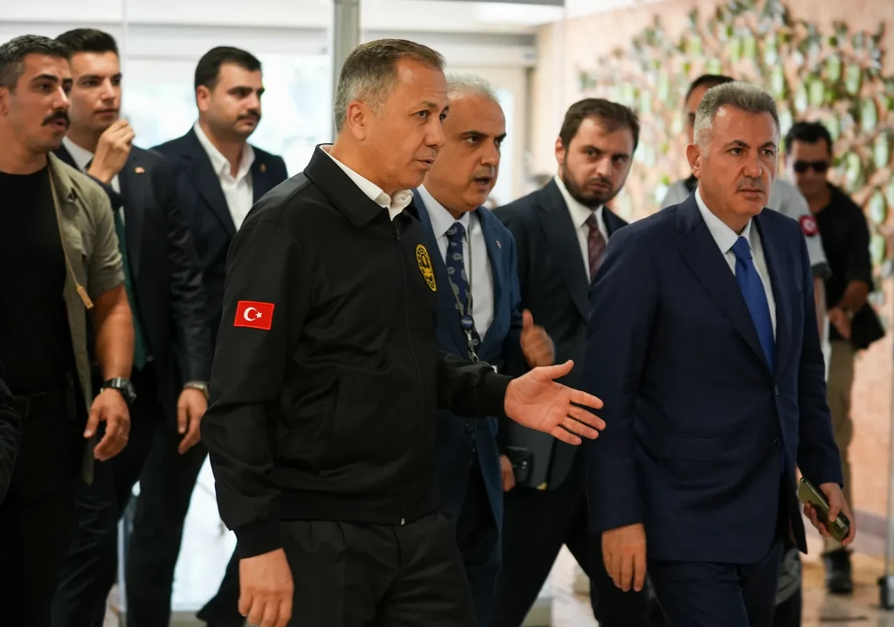 Bakan Yerlikaya'dan İzmir'deki saldırı sonrası ailelere uyarı!