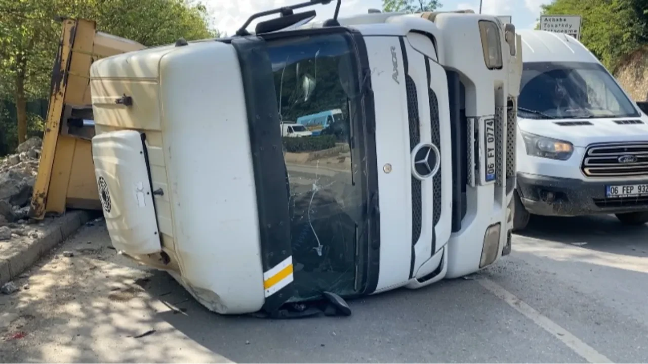 Beykoz'da hafriyat kamyonu devrildi! Sürücü hastanelik oldu