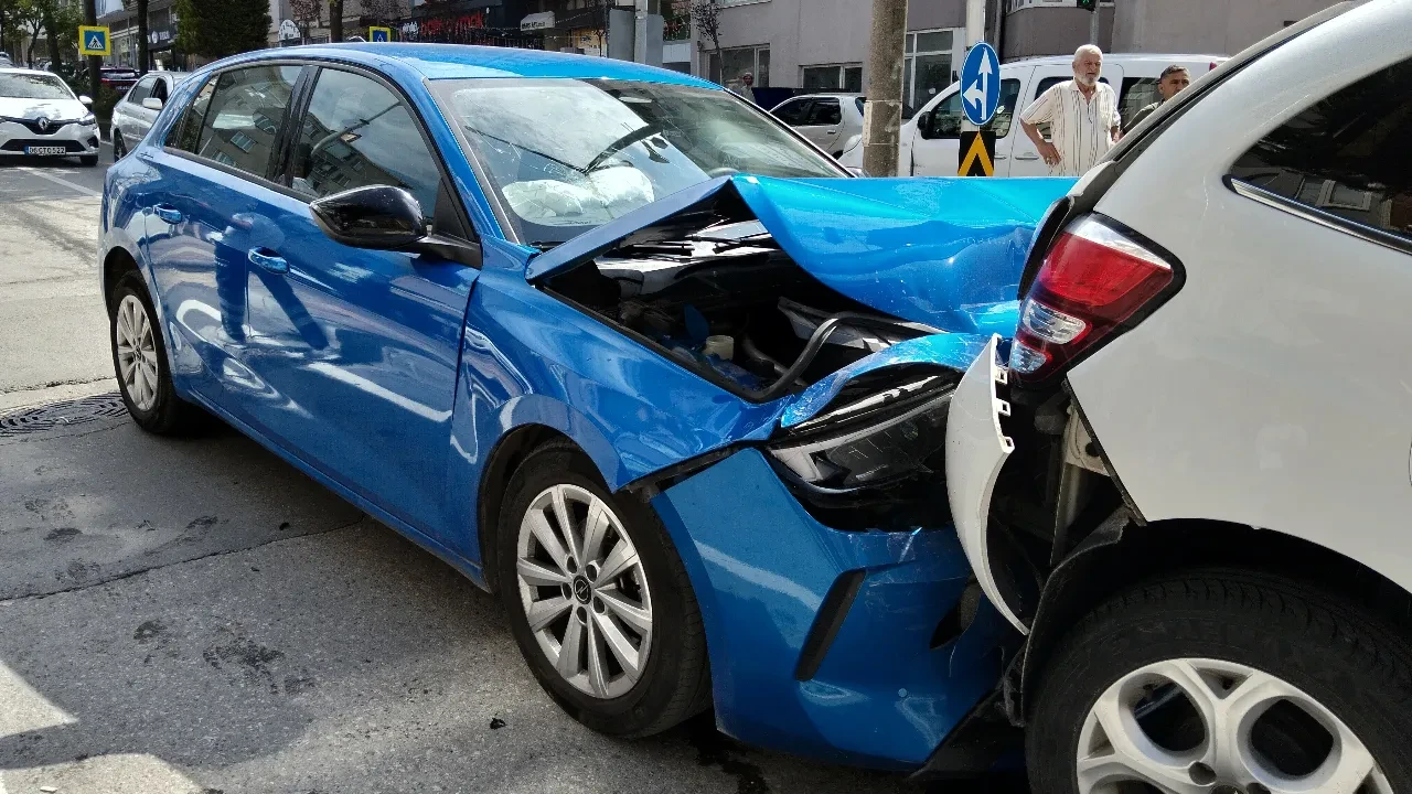 Boşanma aşamasındaki eşinin arabasına çarptı! Genç kadın hastanelik oldu