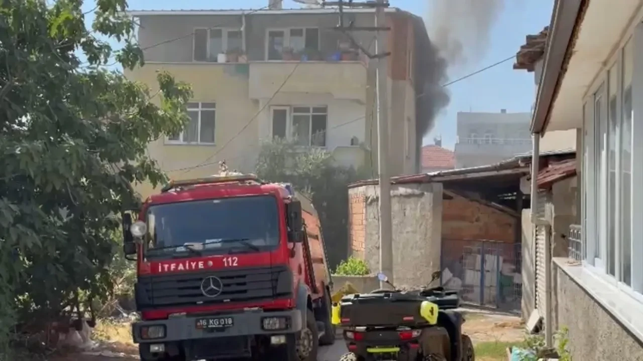 Bursa'da korkutan yangın! Yaşlı kadın mahsur kaldı