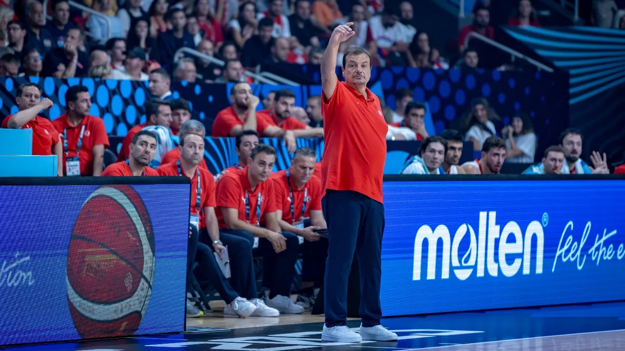 /spor/ergin-ataman-hedefi-gosterdi-12-dev-adam-da-destekledi-3247692