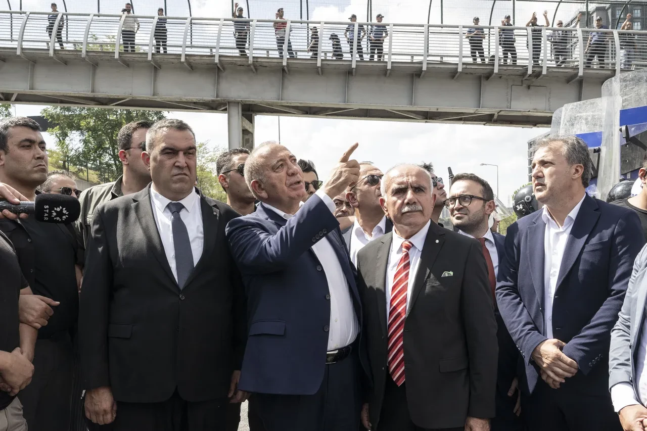Gürsel Tekin'den il binası açıklaması! 'Tartışmaların parçası olmayacağız'