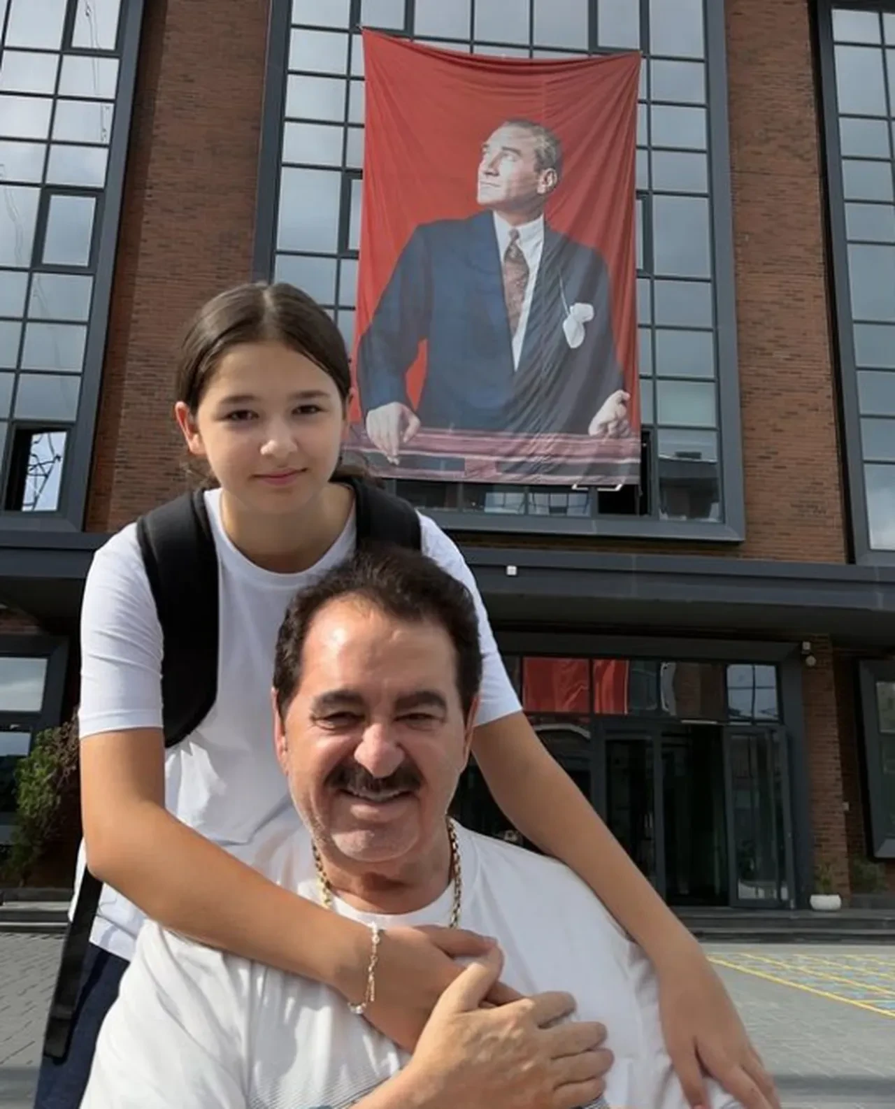İbrahim Tatlıses en küçük kızını yalnız bırakmadı! Elif Ada'nın ilk okul gününden karesine beğeni yağdı
