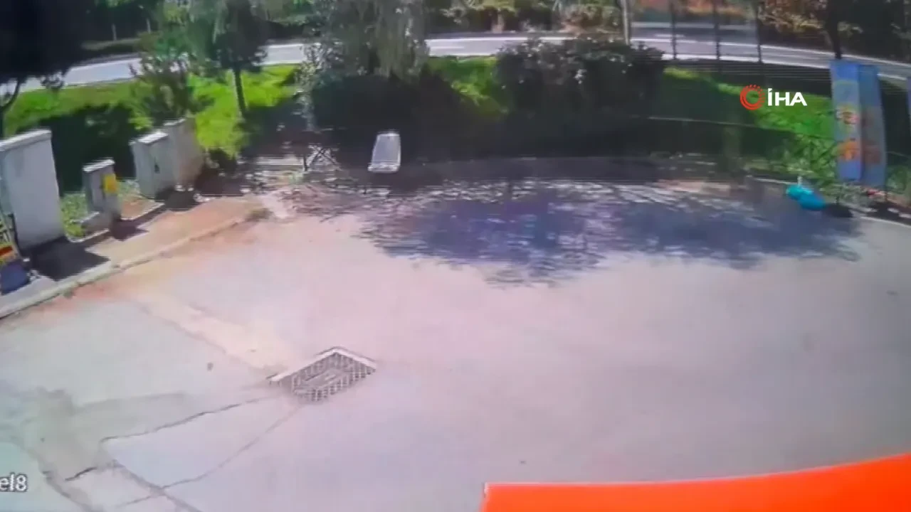 İkinci kattan market tentesine düştü, yakınları esnafa küfürler yağdırdı! O anlar kamerada