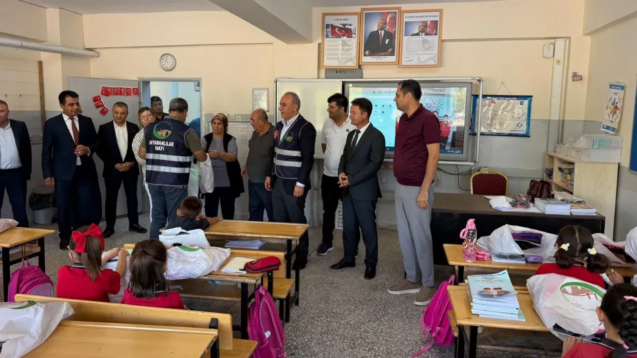 “İlk Adım, İlk Umut” Projesiyle kırtasiye setleri dağıtıldı! Deprem bölgesinde yaralar sarılıyor