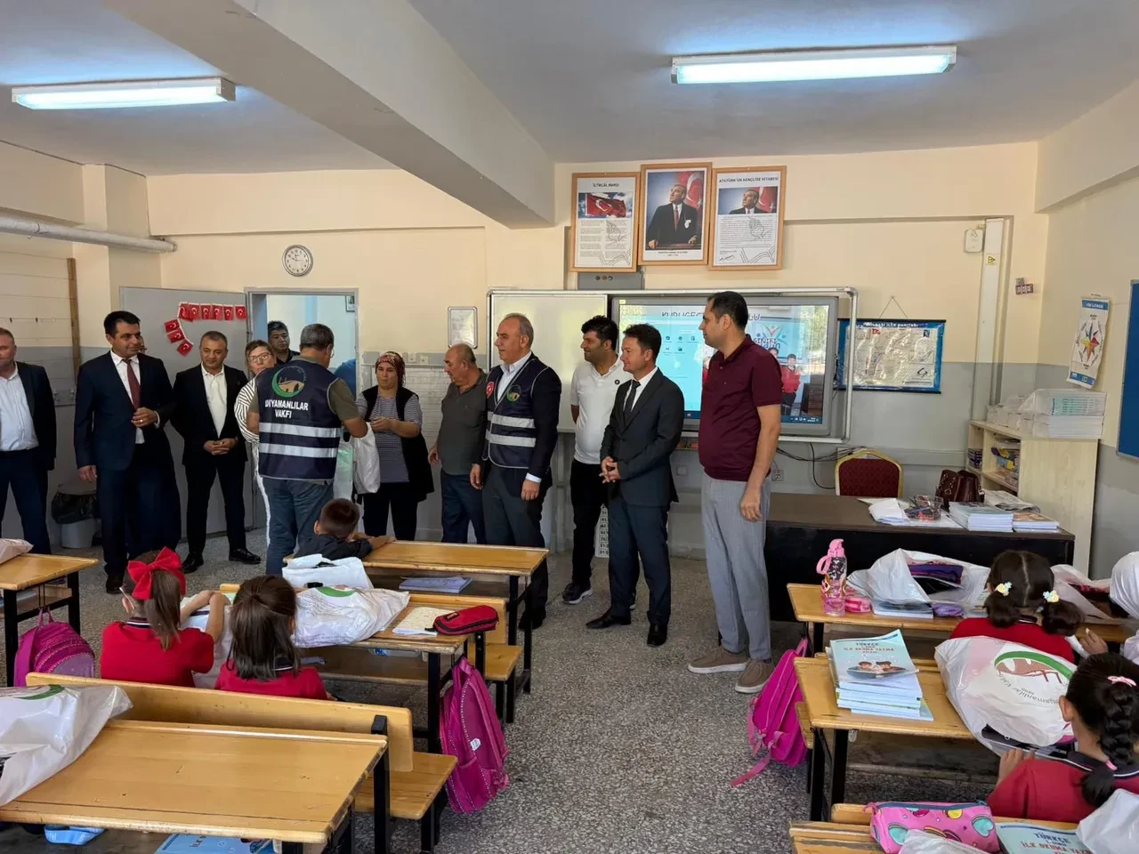 “İlk Adım, İlk Umut” Projesiyle kırtasiye setleri dağıtıldı! Deprem bölgesinde yaralar sarılıyor