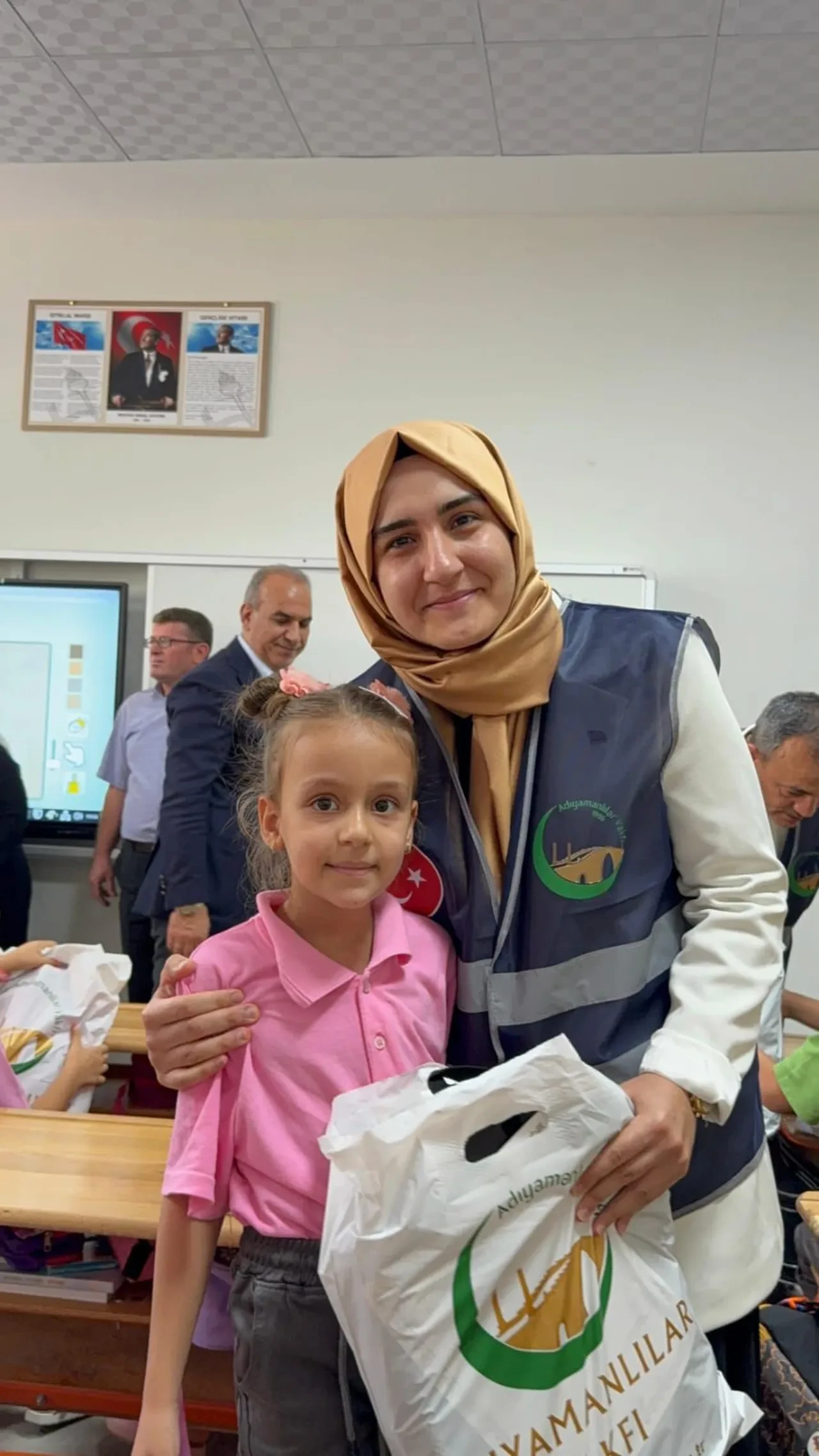 “İlk Adım, İlk Umut” Projesiyle kırtasiye setleri dağıtıldı! Deprem bölgesinde yaralar sarılıyor
