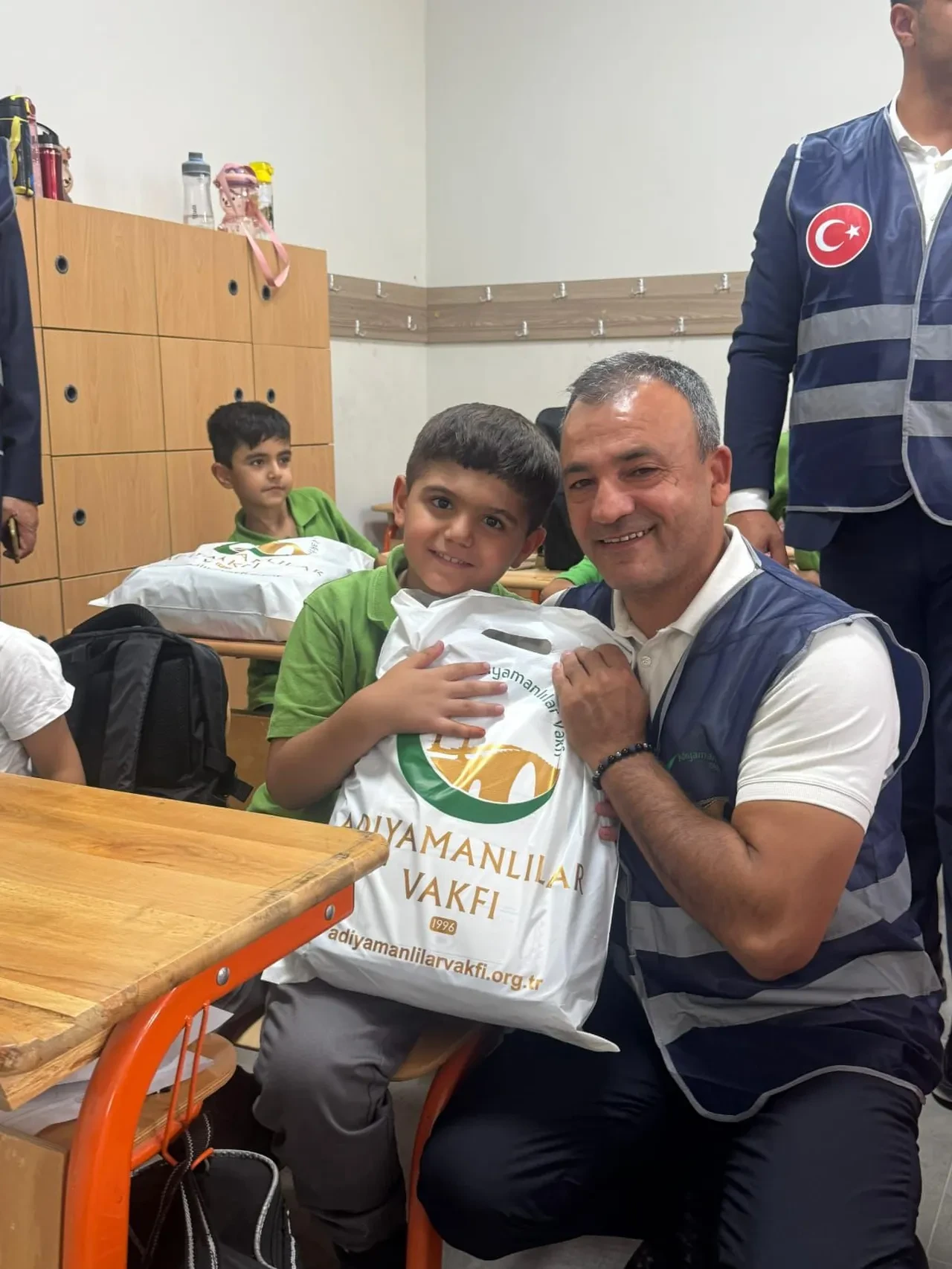 “İlk Adım, İlk Umut” Projesiyle kırtasiye setleri dağıtıldı! Deprem bölgesinde yaralar sarılıyor