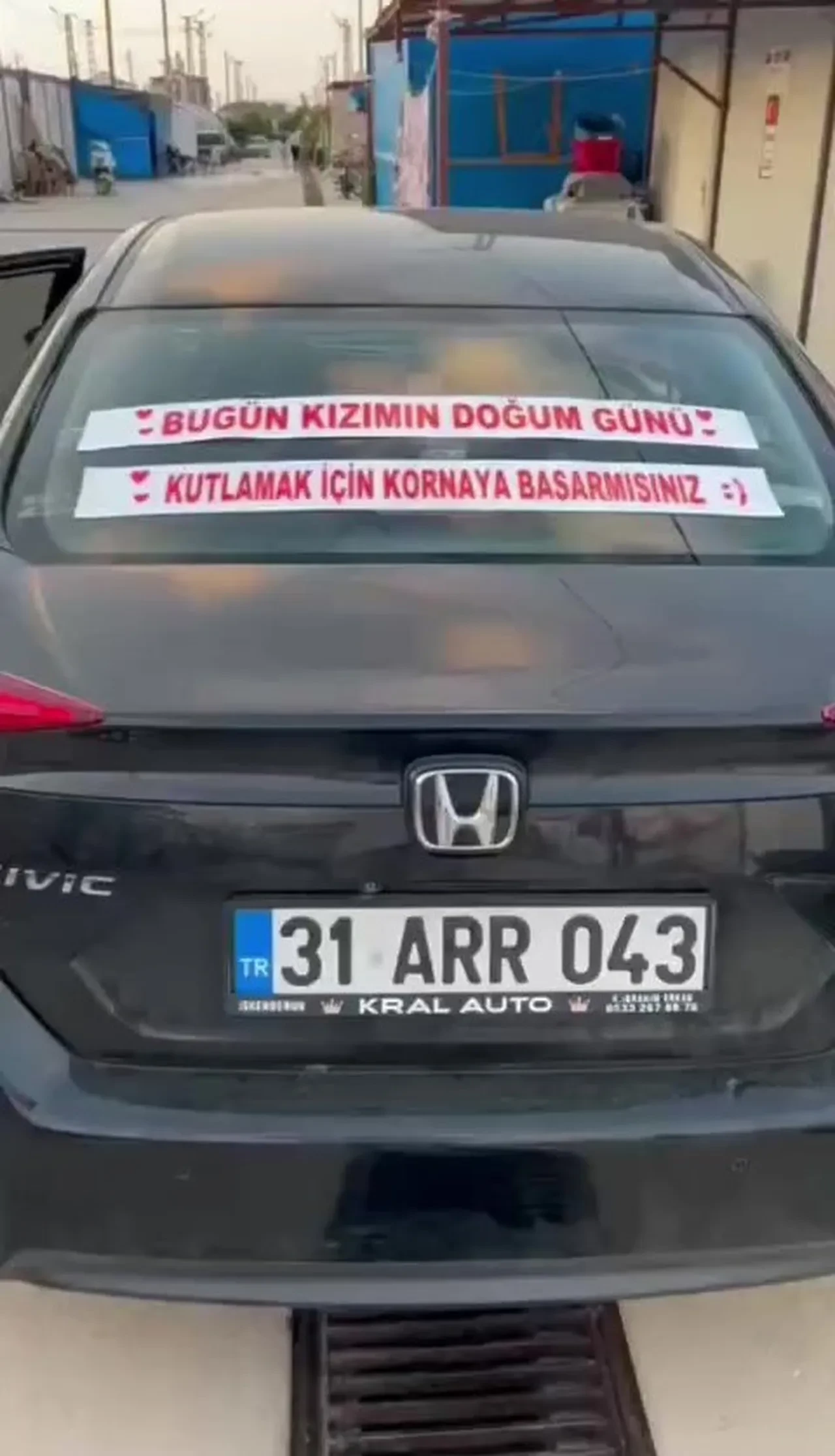 İnternette gördüğü akımla tüm şehre kızının doğum gününü kutlattı